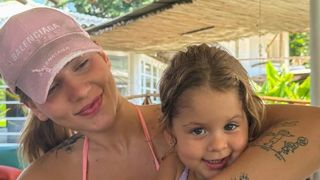 Mini fashionista! Filha de Virgínia Fonseca, Maria Flor ostenta bolsa de R$ 12 mil em festa com influenciadora e rouba a cena na web. Fotos!