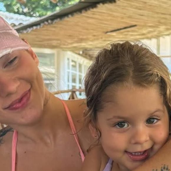 Maria Flor, filha de Virgínia Fonseca, ostenta bolsa de R$ 12 mil em festa e rouba a cena na web. Fotos!