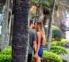Novo casal é visto trocando carinho neste domingo (17)