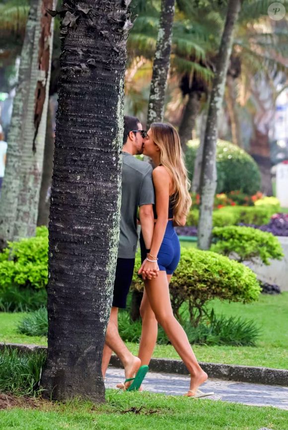 Novo casal é visto trocando carinho neste domingo (17)