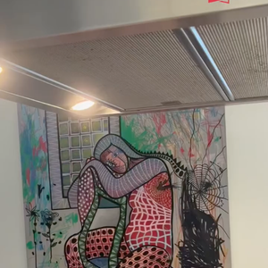 Na cozinha, Helena Rizzo repaginou uma obra de arte da mãe com diversos rabiscos feitos com a filha