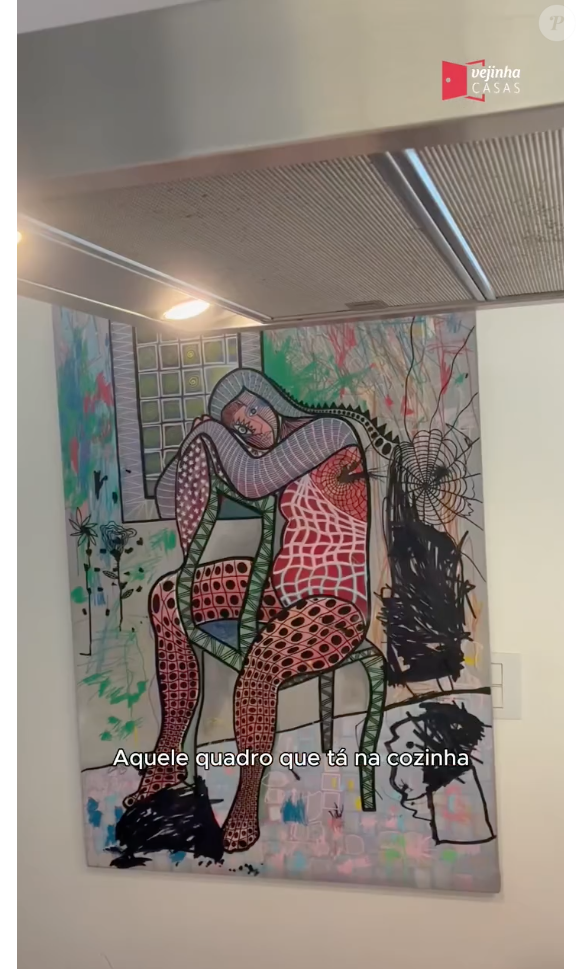Na cozinha, Helena Rizzo repaginou uma obra de arte da mãe com diversos rabiscos feitos com a filha