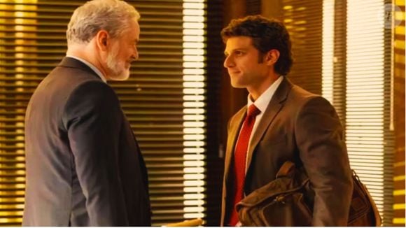 Ademir (Dan Stulbach) se irrita com Pedro (Chay Suede): “Moleque, eu sou seu pai!”, dirá ele durante a agressão.