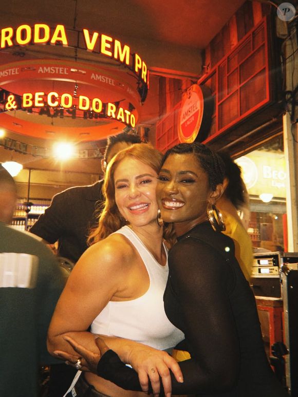 Ao lado de amigas e em clima leve, Erika Januza surge radiante nos registros de Paolla Oliveira, mostrando sintonia, beleza natural e aquela energia de quem sabe aproveitar cada momento