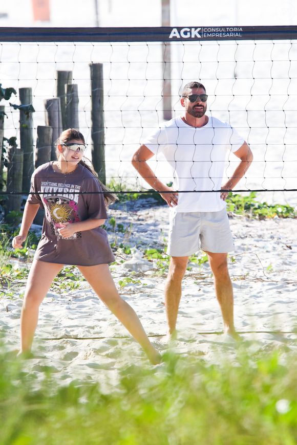 Cauã Reymond e a filha foram flagrados por um paparazzo na manhã desta sexta-feira (11)