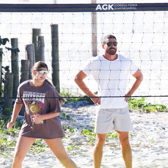 Cauã Reymond e a filha foram flagrados por um paparazzo na manhã desta sexta-feira (11)