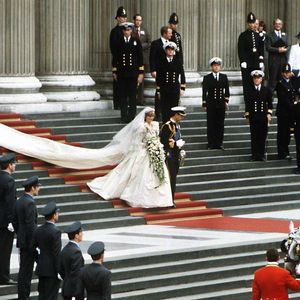 Renda da rainha Mary e ferradura de ouro foram costuradas como símbolos de sorte e tradição