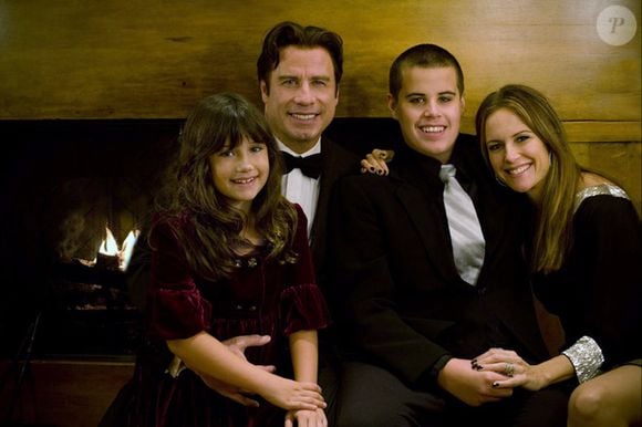 A família de John Travolta e Kelly Preston enfrentou uma perda devastadora em 2009, quando Jett Travolta morreu aos 16 anos, após sofrer uma convulsão durante uma viagem às Bahamas. Segundo informações publicadas pela revista People, o adolescente sofreu um traumatismo craniano decorrente da convulsão. Na época, o advogado da família, Mike Ossi, falou sobre a dor do ator: 'Enterrar seu filho é a pior coisa que você pode fazer'