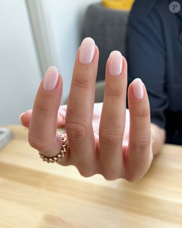 Branco porcelana - Delicado e refinado, o branco porcelana ganha destaque ao oferecer um visual natural e polido, alinhado à estética minimalista da estação