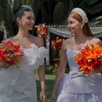 'Parece de festa junina': 'Loquinha' entrega casamento emocionante em ‘Três Graças’, mas web implica com vestidos ousados das noivas