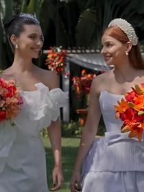 'Parece de festa junina': 'Loquinha' entrega casamento emocionante em ‘Três Graças’, mas web implica com vestidos ousados das noivas