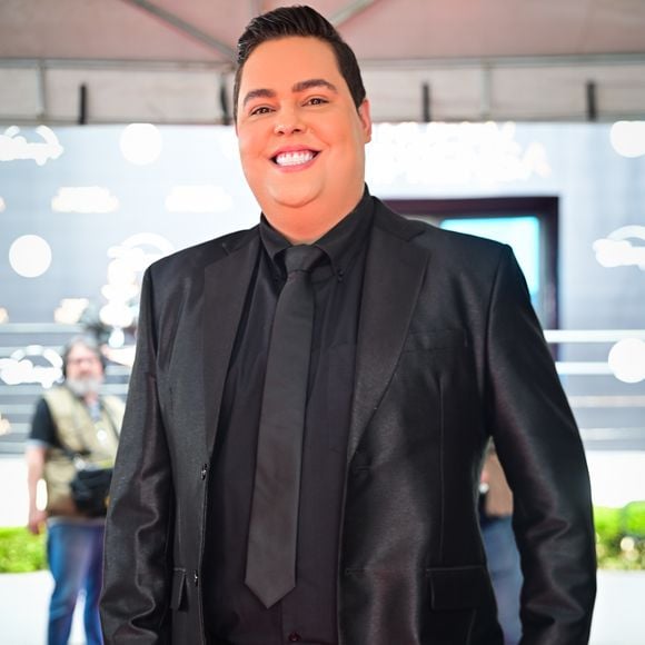 Fofoquito apostou no preto como uma paleta monocromática — um truque de styling infalível para alongar a silhueta