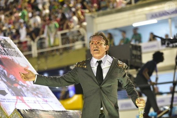 Moacyr Franco teve que vender imóveis por conta de contas e dívidas: Tive que vender uma casa no Morumbi para pagar o Imposto de Renda. Imagine! No pais da sonegação! Vendi outra de US$ 2 milhões no Rio'
