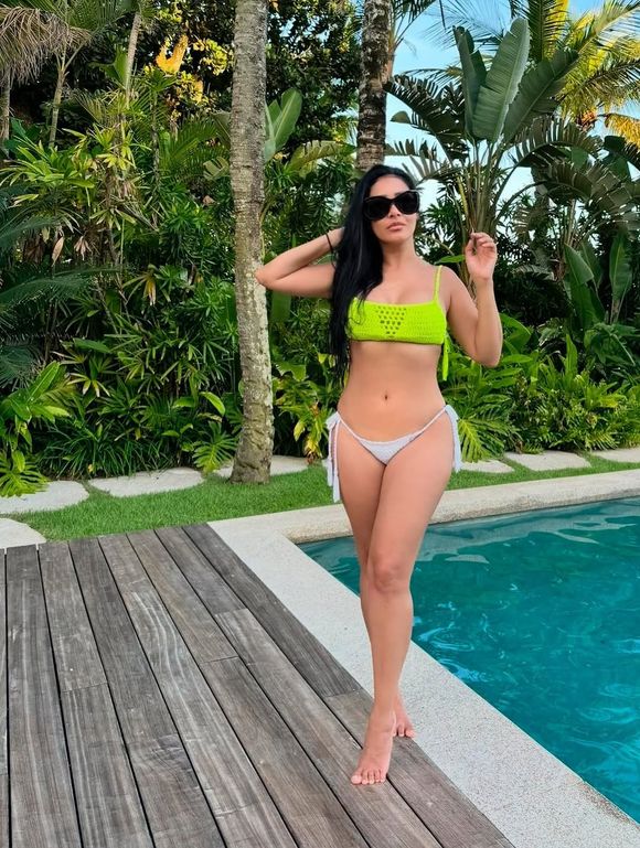 Fotos de Simaria de biquíni foram postadas um dia antes do aniversário de 43 anos