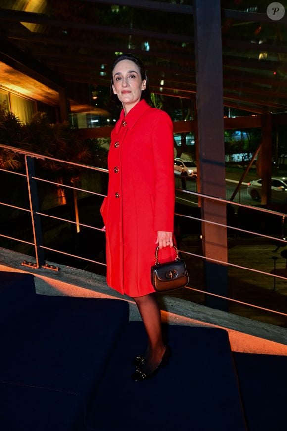 Maria Prata: a jornalista optou por um sobretudo vermelho de abotoamento duplo frontal e gola estruturada. O visual sóbrio é complementado por meia-calça escura, sapatos pretos de bico fino com detalhe metalizado no cabedal e uma bolsa de mão estruturada em couro preto com alça de bambu