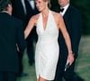 Em 1995, durante uma aparição na Serpentine Gallery, Princesa Diana chamou atenção ao surgir com um elegante vestido frente única assinado por Catherine Walker, combinado com sapatos sofisticados que destacavam o design com tiras e o salto em evidência