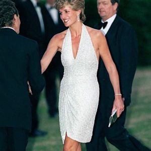 Em 1995, durante uma aparição na Serpentine Gallery, Princesa Diana chamou atenção ao surgir com um elegante vestido frente única assinado por Catherine Walker, combinado com sapatos sofisticados que destacavam o design com tiras e o salto em evidência