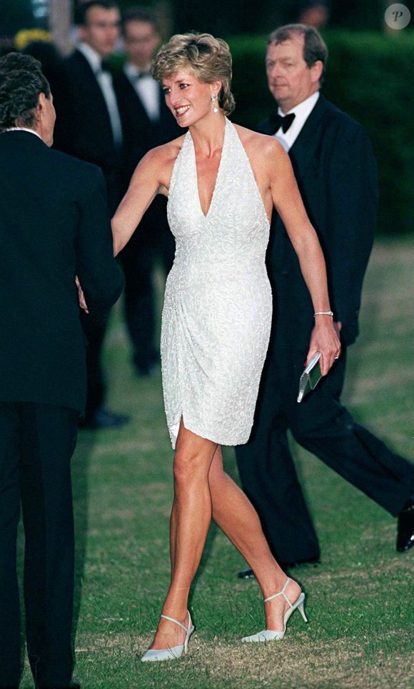 Em 1995, durante uma aparição na Serpentine Gallery, Princesa Diana chamou atenção ao surgir com um elegante vestido frente única assinado por Catherine Walker, combinado com sapatos sofisticados que destacavam o design com tiras e o salto em evidência