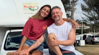 Relacionamento aberto? Lucas Lima beija outra mulher na frente da nova namorada durante o Carnaval, diz colunista