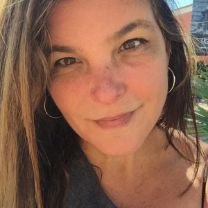Cristiana Oliveira não se importa em postar fotos sem maquiagem no Instagram mostrando as sardas em seu nariz