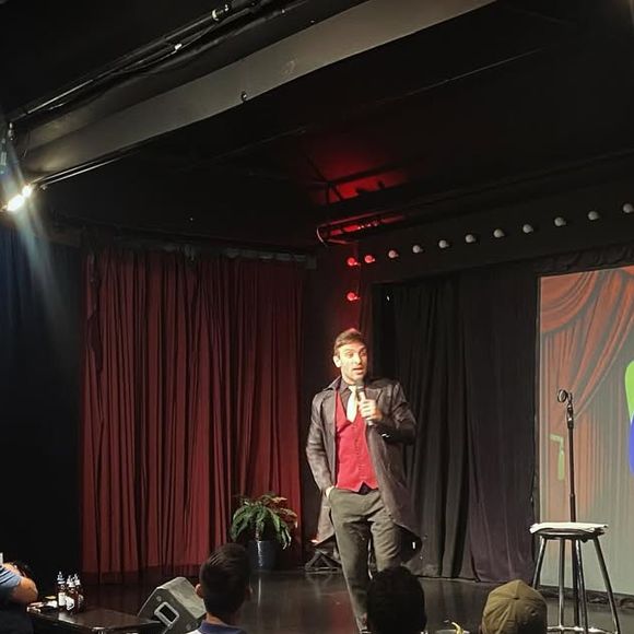 Léo Lins foi condenado a mais de oito anos de prisão por declarações consideradas discriminatórias em show de stand-up