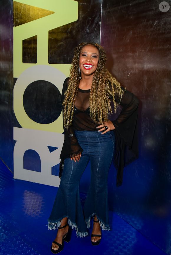 Rio Fashion Week 2026: ex-BBB Sol Vega usou uma calça jeans com a barra desfiada e combinou com uma blusa transparente