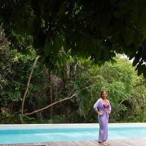 Heloísa Périssé diante da piscina de sua casa: atriz ficou famosa na 'Escolinha do Professor Raimundo'