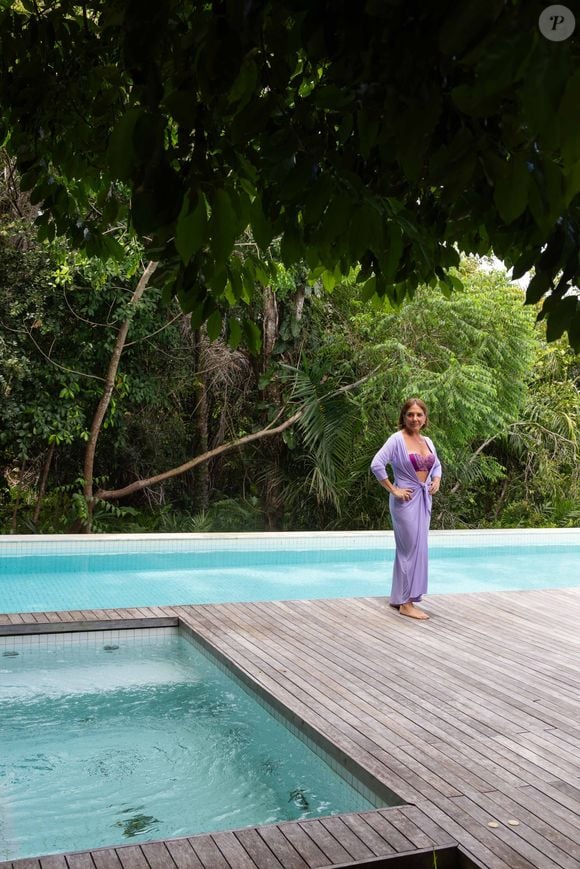 Heloísa Périssé diante da piscina de sua casa: atriz ficou famosa na 'Escolinha do Professor Raimundo'
