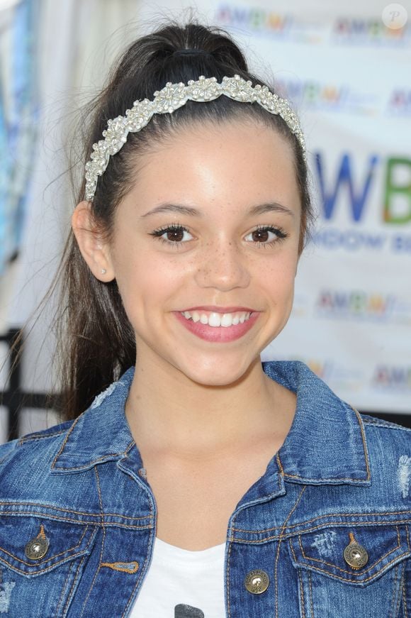 2016: Jenna Ortega já era conhecida do público da Disney e era presença constante em eventos