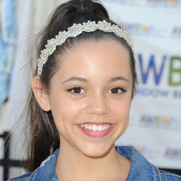2016: Jenna Ortega já era conhecida do público da Disney e era presença constante em eventos