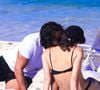 Agatha Moreira exibiu abdômen trincado e bumbum à mostra em biquíni fio-dental durante um passeio com Rodrigo Simas na Barra da Tijuca