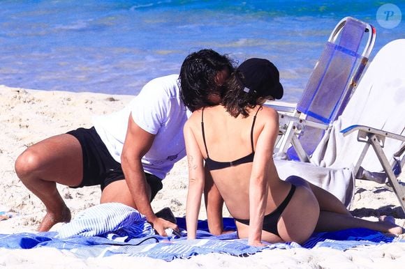 Agatha Moreira exibiu abdômen trincado e bumbum à mostra em biquíni fio-dental durante um passeio com Rodrigo Simas na Barra da Tijuca
