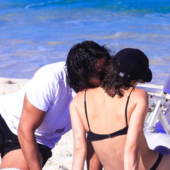 Agatha Moreira exibiu abdômen trincado e bumbum à mostra em biquíni fio-dental durante um passeio com Rodrigo Simas na Barra da Tijuca