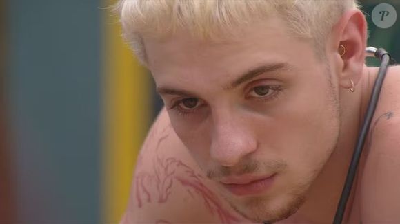 Juliano Floss tem cor de cabelo semelhante a de personagem de Guilherme Fontes em novela