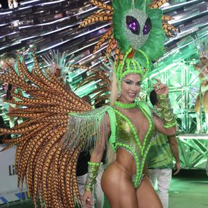 Fantasia com LED no Carnaval 2025 foi aposta de Carolina Arjonas, musa da Mocidade