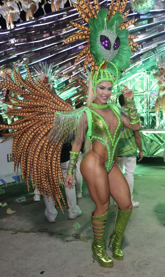 Fantasia com LED no Carnaval 2025 foi aposta de Carolina Arjonas, musa da Mocidade