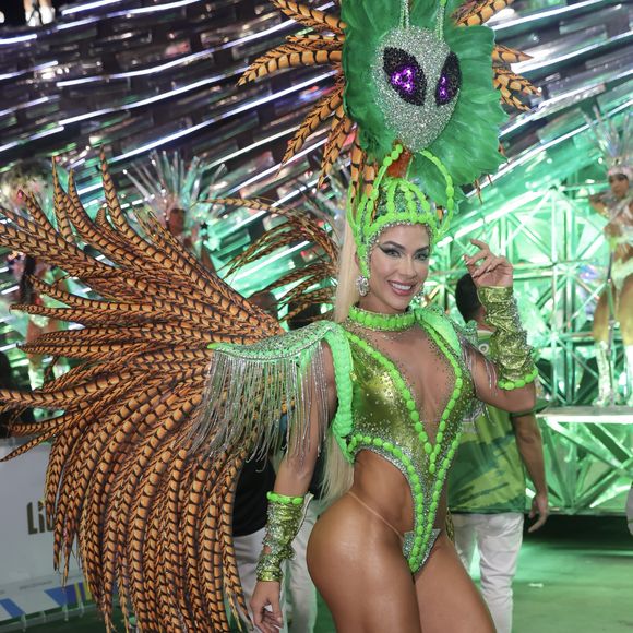 Fantasia com LED no Carnaval 2025 foi aposta de Carolina Arjonas, musa da Mocidade