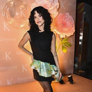 Manu Gavassi usou vestido preto e valorizou cachos naturais em evento de beleza