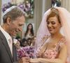 Aldeíde (Karine Teles) e Laudelino (Herson Capri) em 'Vale Tudo' se casam no capítulo deste sábado, 5.