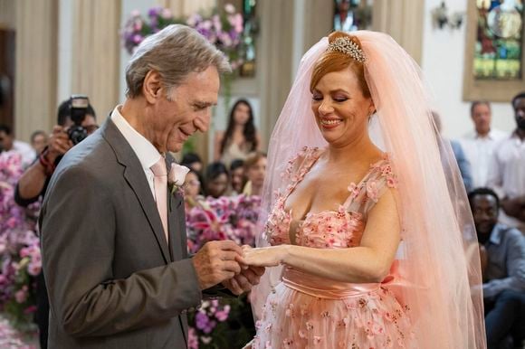 Aldeíde (Karine Teles) e Laudelino (Herson Capri) em 'Vale Tudo' se casam no capítulo deste sábado, 5.