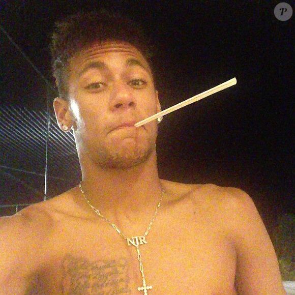 Nesta foto, Neymar referenciava a frase da música "Por você eu bebo o mar de canudinho"