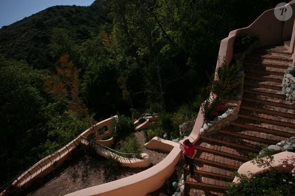 Propriedade de Barbra Streisand tinha cerca de 24 acres, equivalentes a quase 10 hectares, e reunia jardins, riachos, pontes e cinco casas com estilos arquitetônicos diferentes