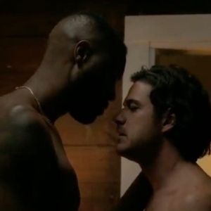 Antes da série, Marcos Pigossi estreou no exterior com o filme 'Maré Alta', dirigido pelo seu marido