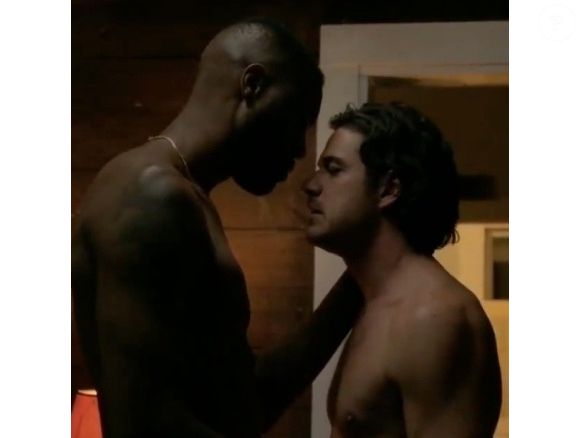 Antes da série, Marcos Pigossi estreou no exterior com o filme 'Maré Alta', dirigido pelo seu marido