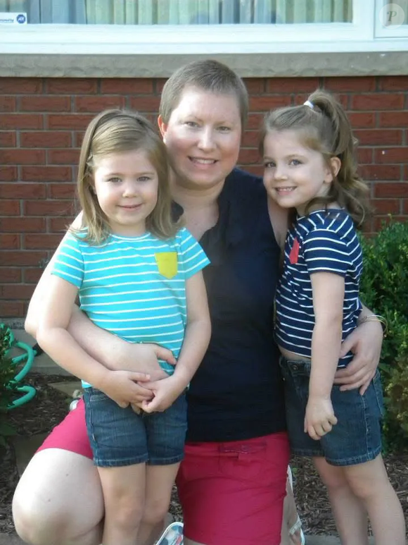 Aos 26 anos, Kate Crawford vivia uma rotina exaustiva: mãe de três filhos pequenos, lidava com dores constantes, cansaço extremo e uma sensação de estar sempre à beira do colapso físico