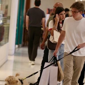 Joaquim Huck vai às compras de fim de ano acompanhado do seu pet