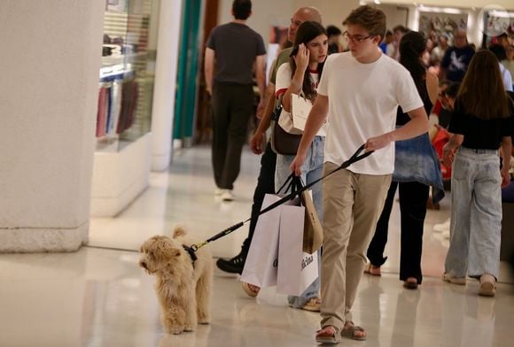 Joaquim Huck vai às compras de fim de ano acompanhado do seu pet