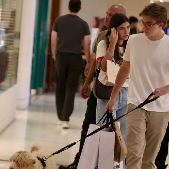Joaquim Huck vai às compras de fim de ano acompanhado do seu pet