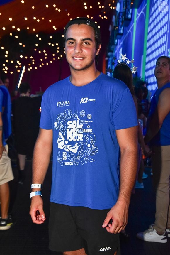 Marcelo Sangalo curtiu o camarote sem a presença dos pais