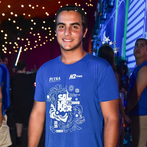 Marcelo Sangalo curtiu o camarote sem a presença dos pais